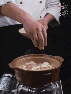 下蝦仁干，煮5分鐘。撒蒜葉，煮1分鐘。