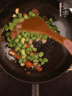 再下蠶豆煸炒，加1勺料酒調(diào)味。