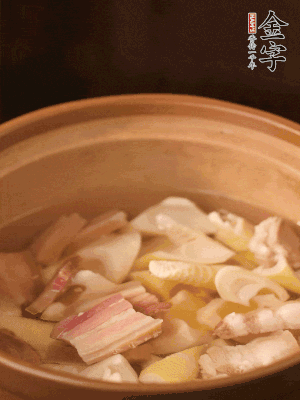 春筍、咸肉、咸肉一起入砂鍋，加姜片、料酒、清水大火煮沸到湯色變白。轉(zhuǎn)小火慢篤半小時(shí)。