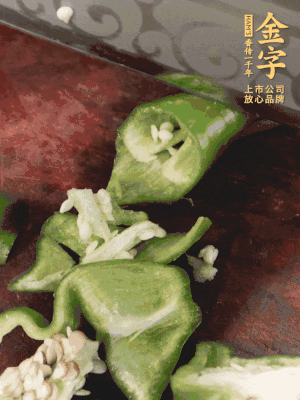 辣椒洗凈斜切成段，蒜切片。