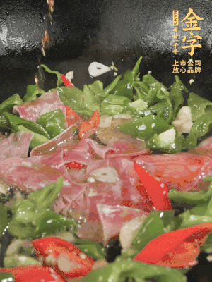 再下蒸炒火腿煸炒，加少許白糖提鮮。