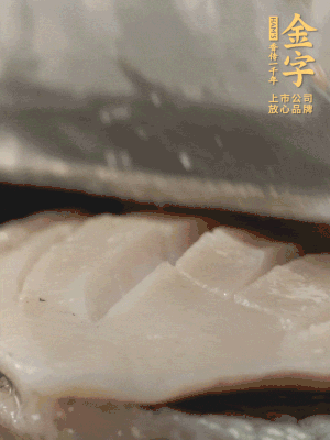 鮑魚用勺子撬出來，去掉內(nèi)臟和牙齒，加面粉、白醋、鹽、啤酒抓一下，清水洗凈，切花刀。