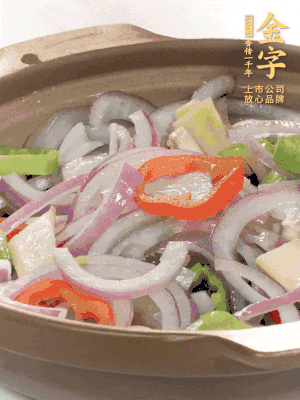 砂鍋底鋪上香菜，放上料頭，再放上焯過水的鮑魚殼。