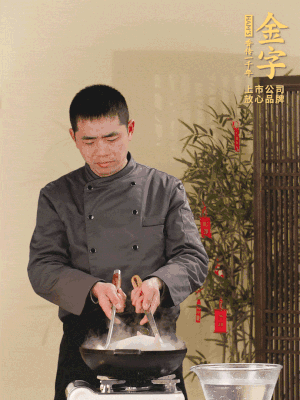 整只土雞冷水下鍋，加蔥姜、料酒焯水，撈出后用溫水清洗干凈。