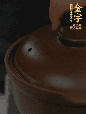 雞、火腿、姜片一起放入砂鍋中，大火轉(zhuǎn)小火燉2小時。