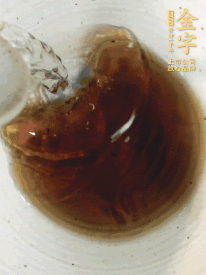 黃酒中加清水、蒸魚豉油、白砂糖混合均勻。