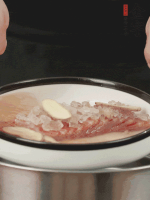置于盤中，加冰糖100g、黃酒100g、水200g，上鍋蒸20分鐘。