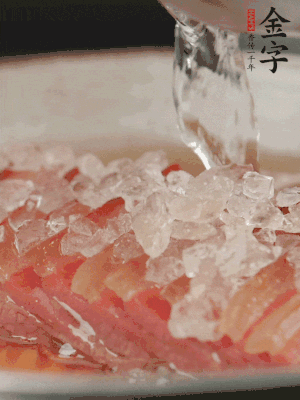 依舊放上冰糖100g、黃酒100g、水200g，鍋中再蒸15分鐘。