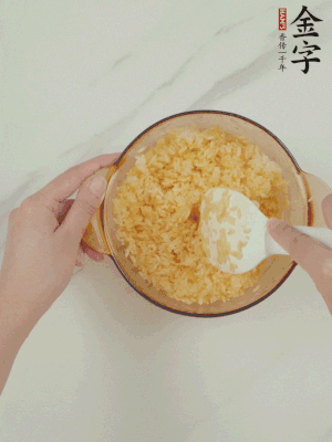 隔夜剩米飯加蛋黃攪拌均勻。