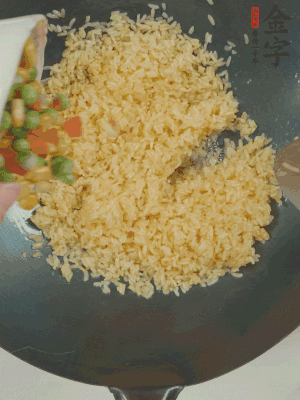 下豌豆粒、胡蘿卜粒、玉米粒。（買現(xiàn)成冷凍的雜菜即可，非常方便）