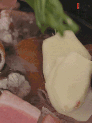 加姜片、蔥結(jié)、料酒。