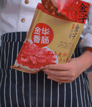 香腸切成斜片，小米辣切成斜片。