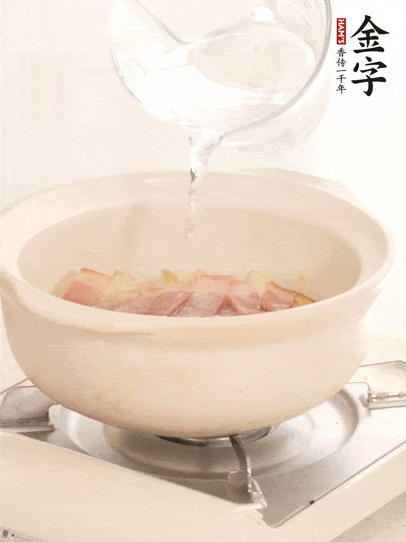 放入火腿片，加開水，再加入豆腐