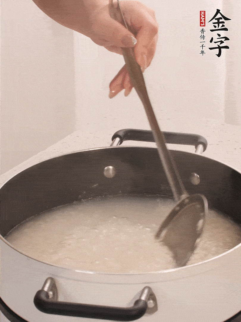 香菇、土豆、胡蘿卜、金字土香腸切小塊。