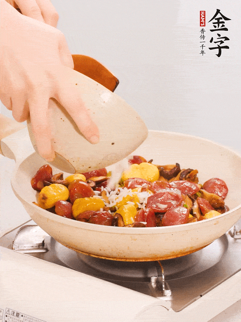 把米淘洗干凈，放入切好的香菇、板栗、毛豆。