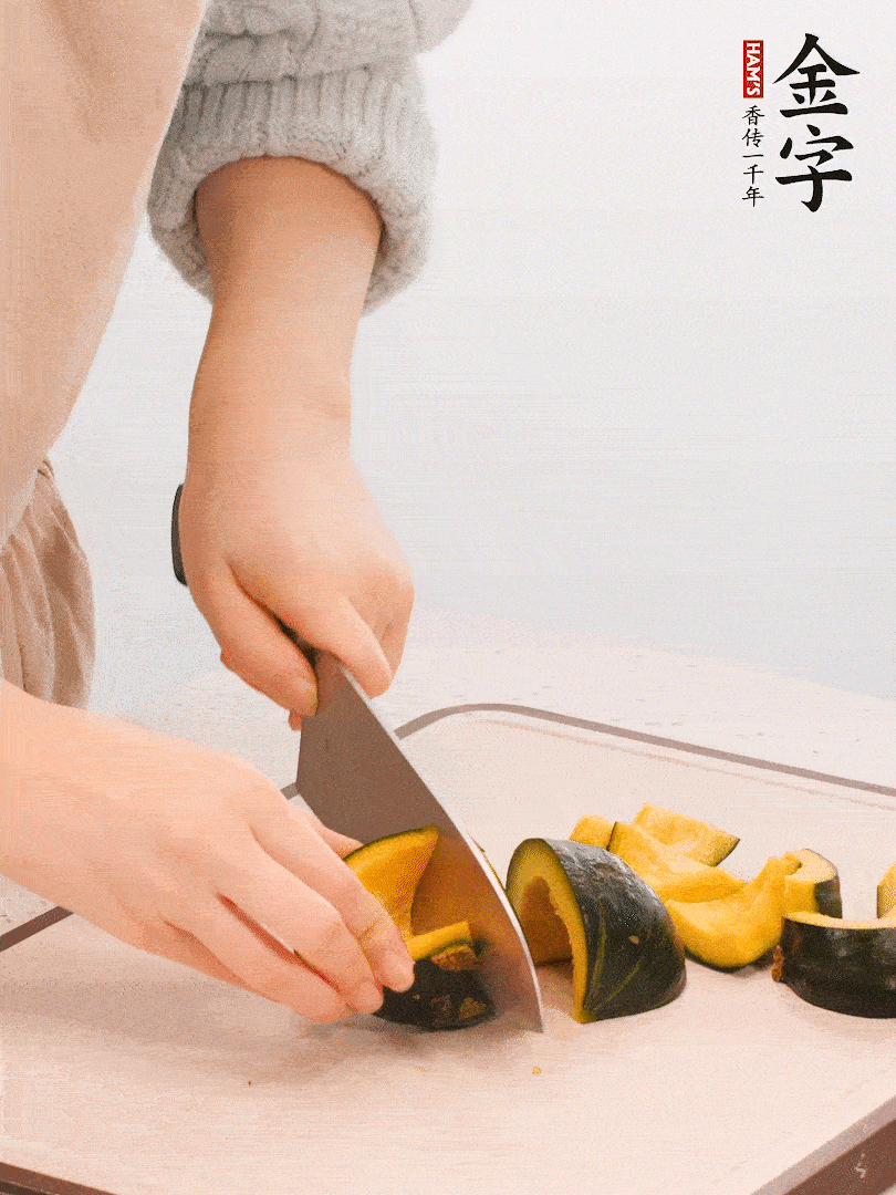 貝貝南瓜切小塊，生姜切成姜絲。