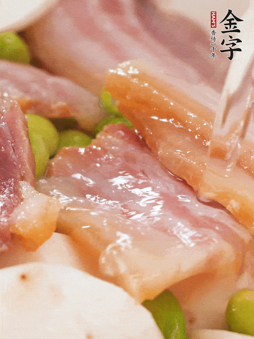 倒入芋艿、熟毛豆，翻炒均勻，加1小碗水煮開