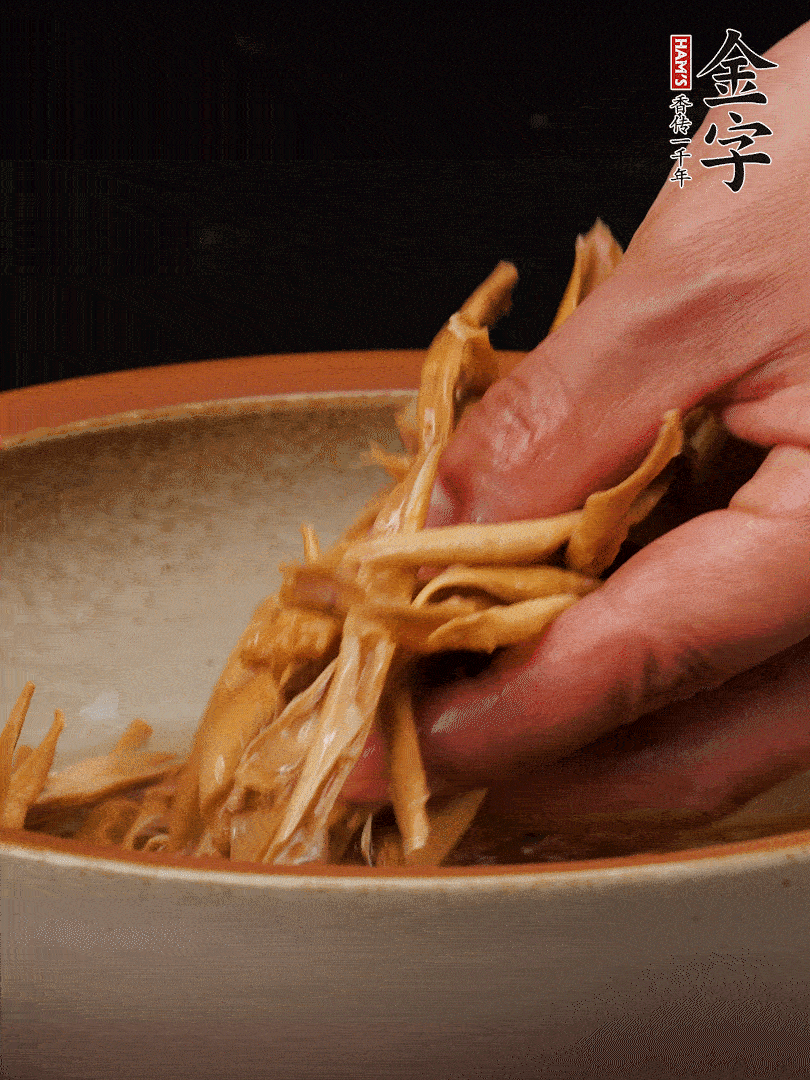 農(nóng)家土筍尖提前泡軟，用刀劃成細絲，這樣會更加入味。