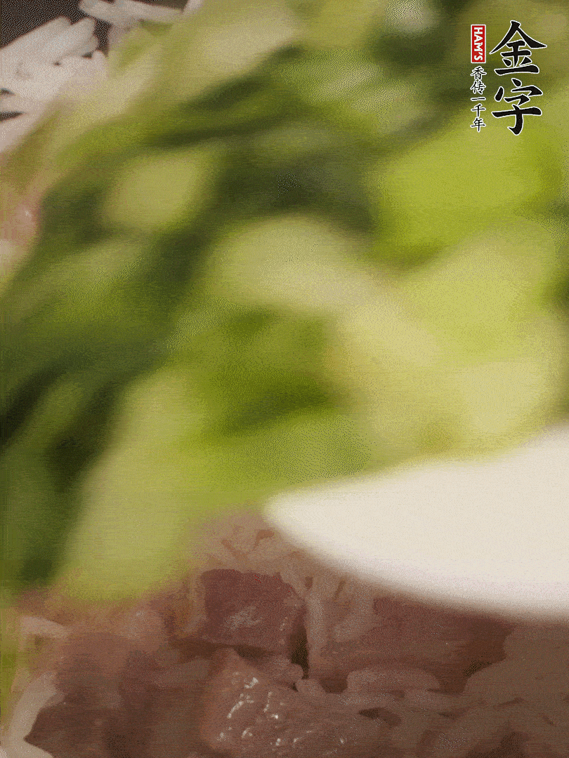 將燜煮好的米飯，倒入炒熟的蔬菜中，翻炒均勻鍆繼續(xù)燜煮5分鐘
