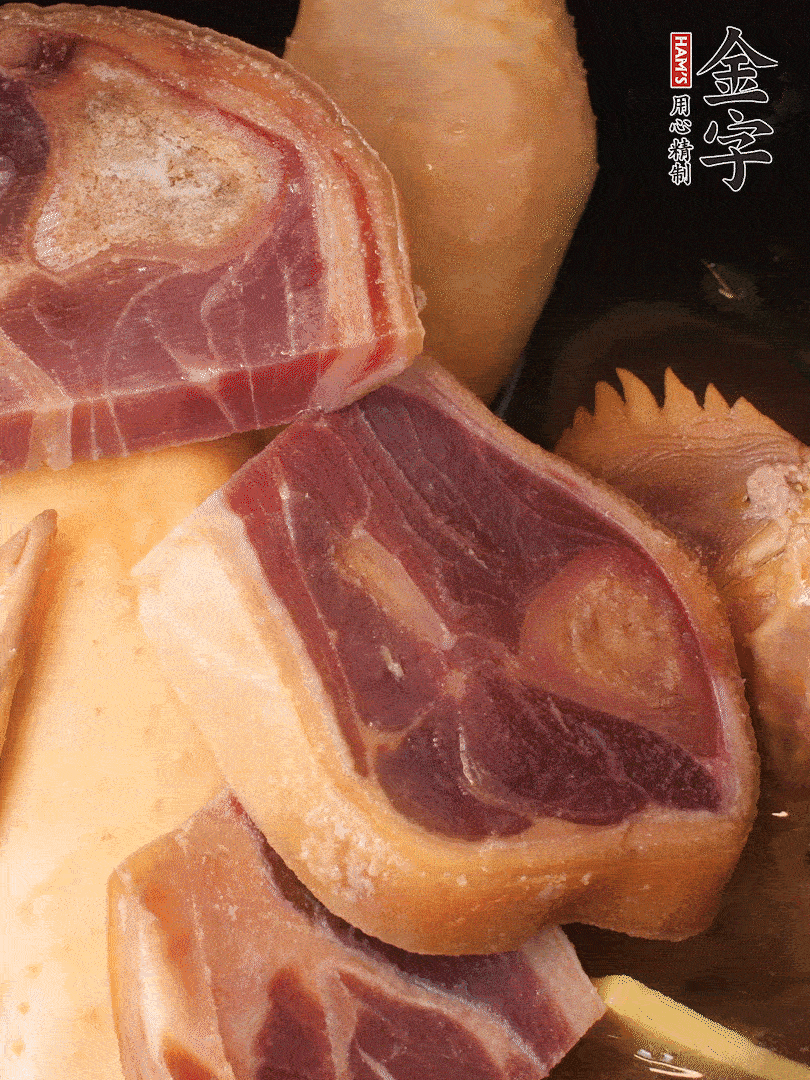 火踵、老母雞加蔥、姜、料酒、清水，大火燒開后轉(zhuǎn)小火，燉1小時(shí)