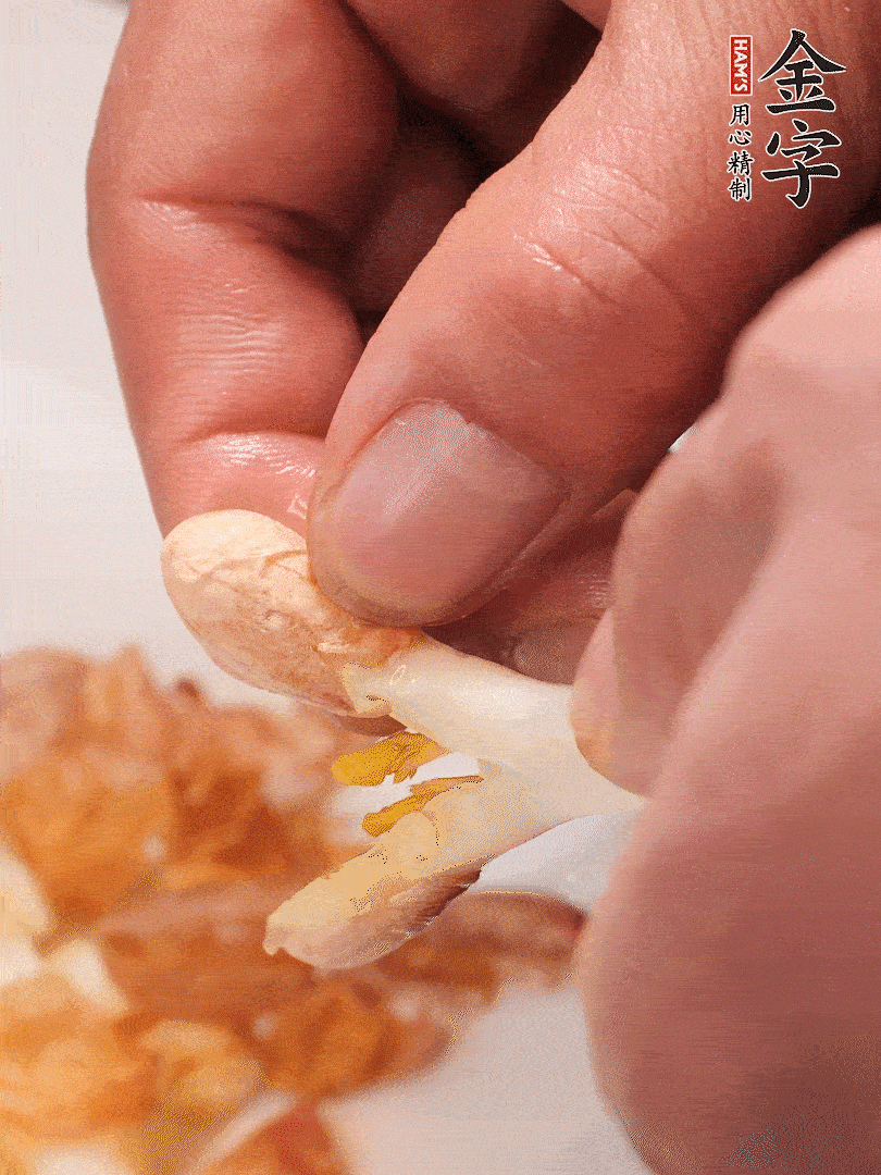 花生芽切段。開水焯水1分鐘，去掉頂部的花生皮