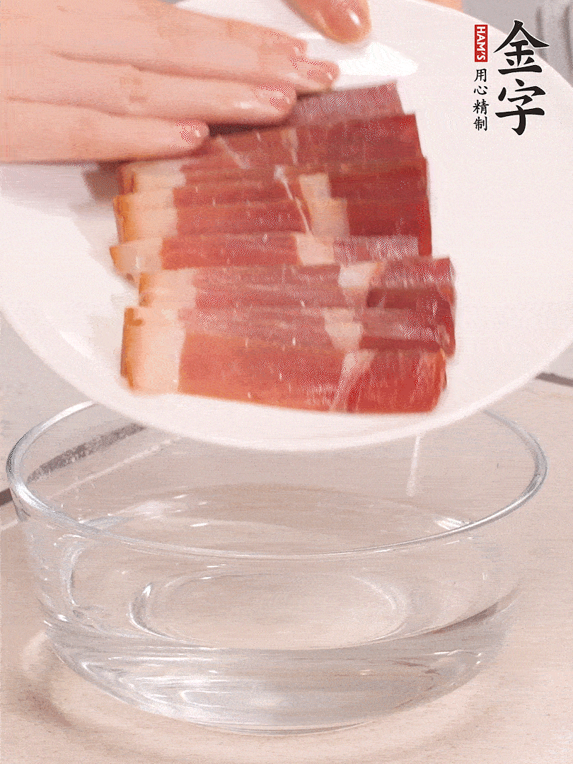 鴨腿冷水下鍋，加姜片、料酒焯水