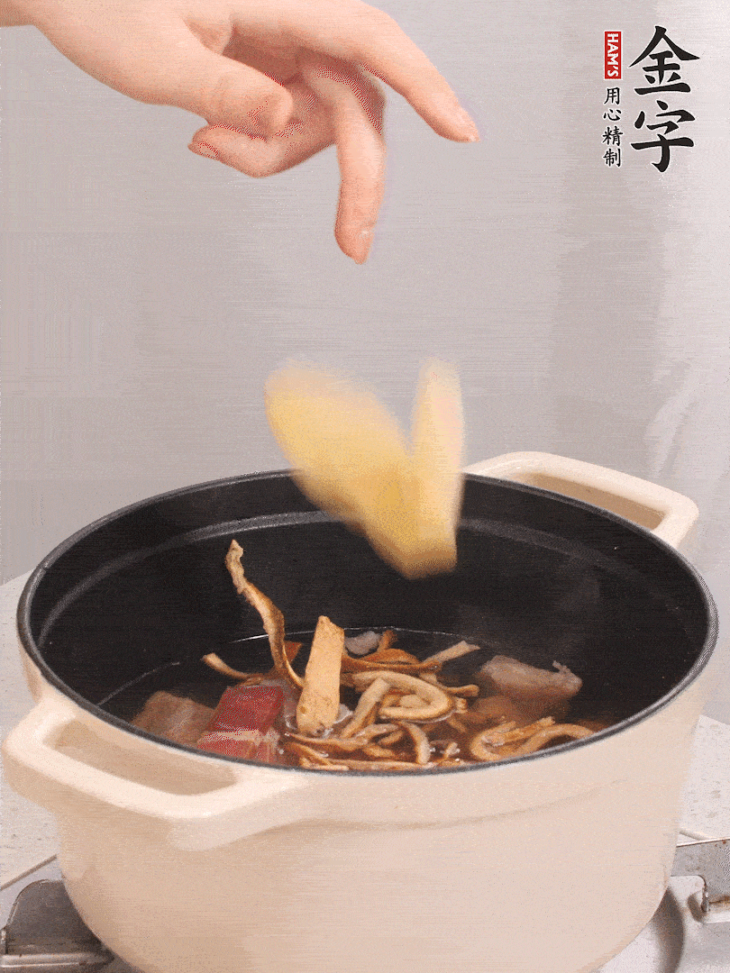 加入青、紅蘿卜再煲20小時(shí)。