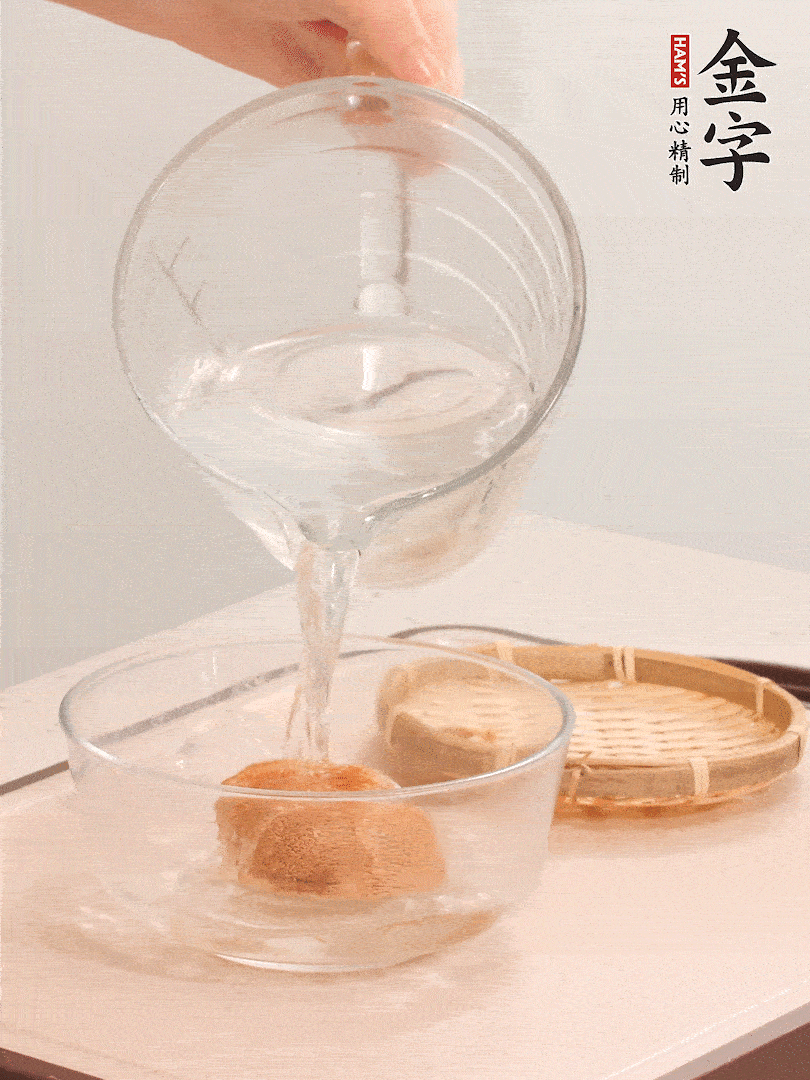 猴頭菇至少泡發(fā)半小時(shí)，將浸泡后的黃水?dāng)D干；