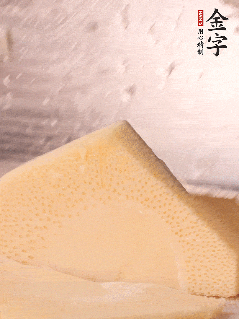 冬筍處理干凈，切滾刀塊，開水焯燙去除澀味