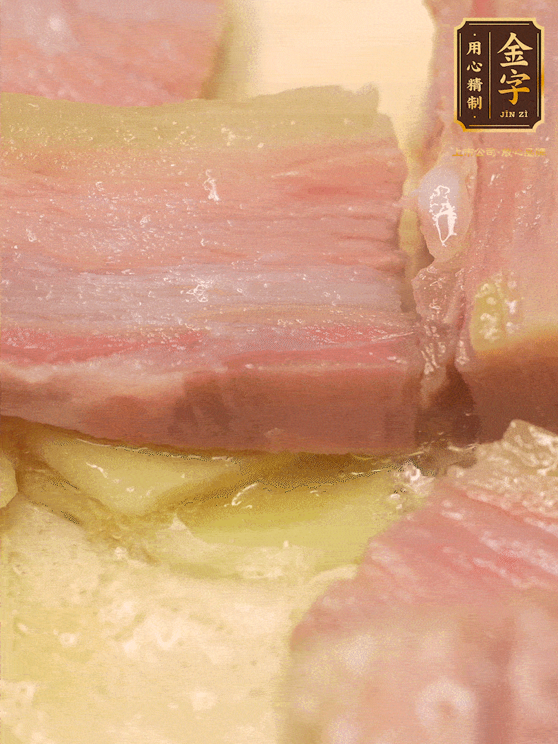 鍋內(nèi)熱油放點(diǎn)姜絲，煸香咸肉