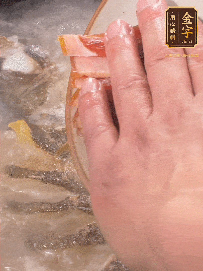 將煎好的魚，倒入三大碗開水。大火煮開后放入1個(gè)蔥結(jié)、2片姜片和1勺料酒和火腿片