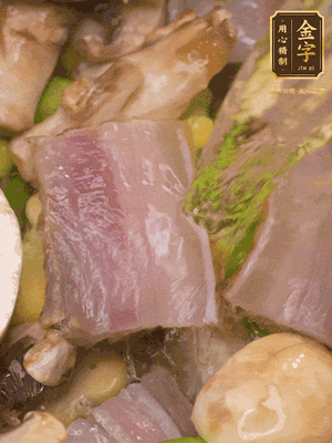開蓋，放入河蝦繼續(xù)燜煮5分鐘