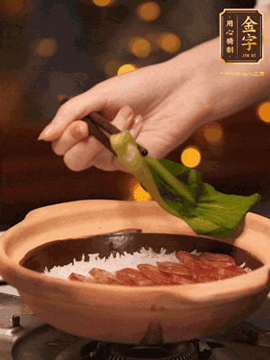 開(kāi)蓋，碼上香腸和焯好水的青菜