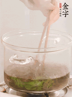 香椿焯水，變色后撈出，切成小段