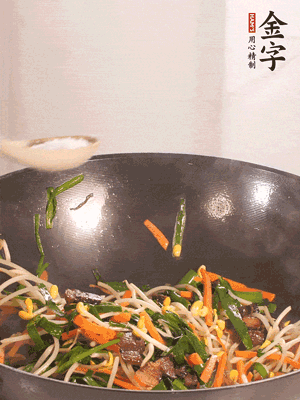 炒合菜：金字醬油肉、綠豆芽、韭菜