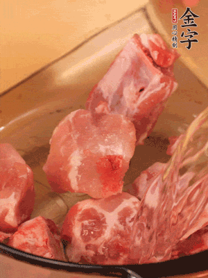 排骨冷水下鍋，加料酒、姜片，煮開綽水