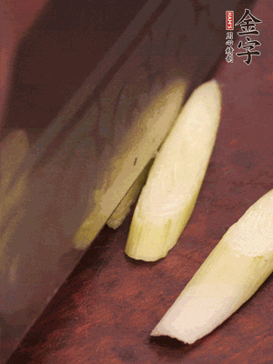 蒜白切小段，辣椒斜切圈