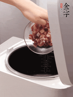 鍋中倒入豬油，油熱后炒熟上海青，給倒少許鹽調(diào)味
