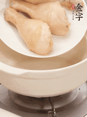 雞腿、火腿、干貝、蒜頭放入砂鍋內(nèi)燉1小時(shí)