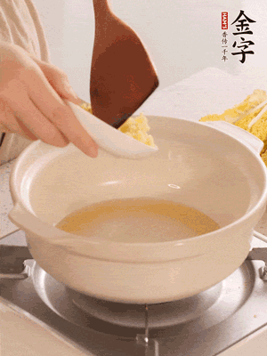 鍋里留少量底油煸香火腿和姜末。