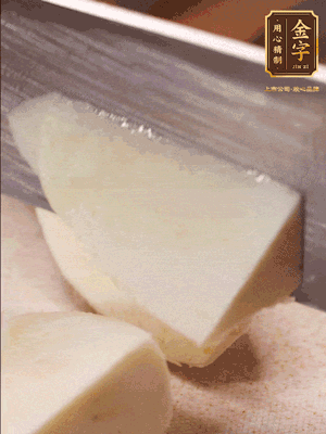 茭白去殼，底部一層老皮刨掉，切成滾刀塊