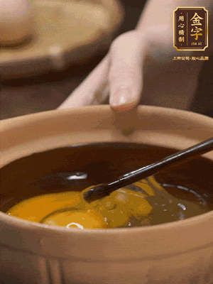 雞蛋打入砂鍋，充分打勻，1.5倍的溫水加一勺鹽，倒入蛋液中，攪拌均勻后用勺子舀去表面浮沫