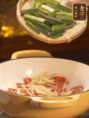 接著放蒜葉，來(lái)一點(diǎn)鹽，一點(diǎn)醬油調(diào)味翻勻