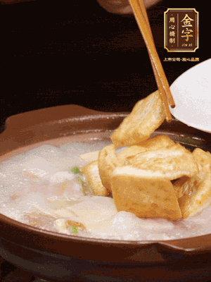 倒入開水大火煮開，轉(zhuǎn)中小火放咸肉，放一點(diǎn)點(diǎn)糖、味精慢燉10分鐘
