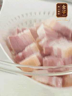 金字淡咸肉、排骨分別加料酒、蔥、姜冷水下鍋焯水，水開撇去浮沫撈出。
