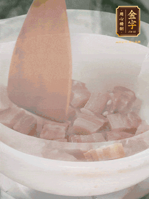 砂鍋內(nèi)咸肉微微煸出香味，再倒入開水。放排骨滾開后轉(zhuǎn)中小火篤30分鐘。（水盡量一次加足，以免中途加水沖淡鮮味。這一步是湯底濃白的關(guān)鍵）