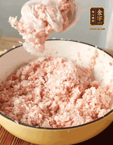 肉丁、咸肉丁、一丟丟鹽、料酒拌勻，反復(fù)摔打上勁。接著加入1兩蔥姜水，反復(fù)拌勻摔打上勁。前后共加3遍。3遍后筍丁，接著反復(fù)摔打上勁。最后加入1個蛋清、3茶匙生粉拌勻摔打上勁