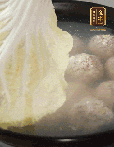 等獅子頭浮起來時再加白菜蓋。小火慢燉2小時