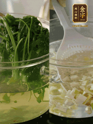 春筍切丁焯水；薺菜加鹽焯水，過涼水后切成細(xì)末
