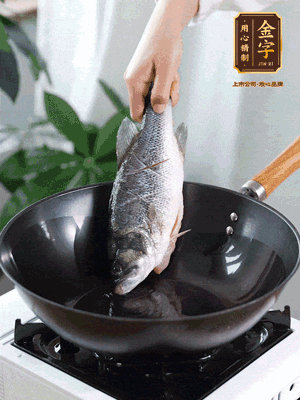 熱油，加1大勺豬油、姜片，再下鱸魚(yú)，煎至定型后翻面。（加點(diǎn)豬油，燉出的魚(yú)湯更容易變?yōu)榍逅哪贪咨?。?>
					</div>
					<span>步驟 3/6</span>
					<p>熱油，加1大勺豬油、姜片，再下鱸魚(yú)，煎至定型后翻面。（加點(diǎn)豬油，燉出的魚(yú)湯更容易變?yōu)榍逅哪贪咨?。?/p>
				</li><li>
					<div   id=